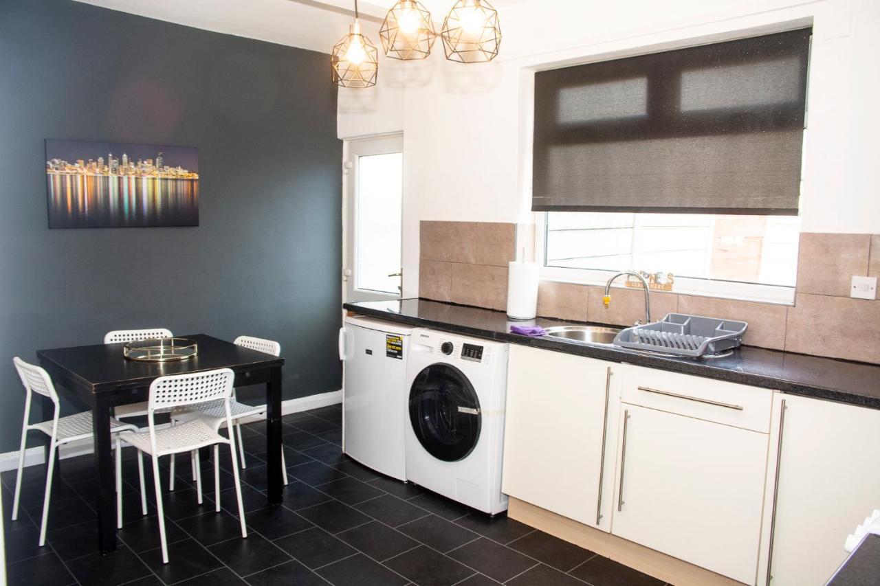 Trafford House - Stylish 3-Bed Home With Private Parking Manchester Dış mekan fotoğraf